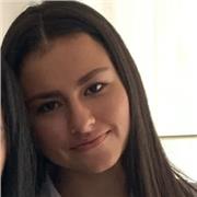 Estudiante recién graduada de bachillerato